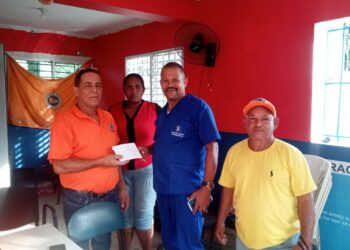 Dirigente político y comunitario Felipe Félix Kuki otorga aporte económico a Defensa Civil SDO
