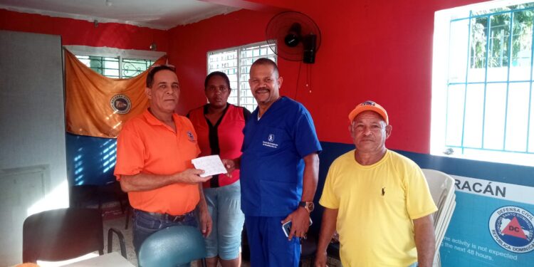 Dirigente político y comunitario Felipe Félix Kuki otorga aporte económico a Defensa Civil SDO