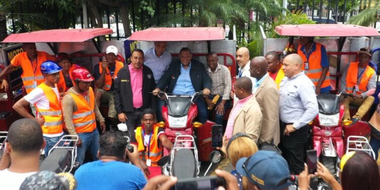 Alcalde Carlos Guzmán presenta moderna y nueva flotilla de motocicletas