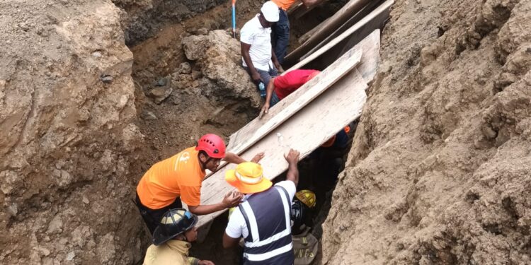 Rescatan dos de tres obreros sepultados por deslizamiento tras hoyar zanja
