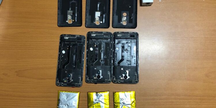 Ocupan cocaína en celulares simulaban ser baterías del aparato