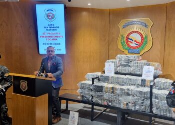 Detienen tres hombres e incautan 237 paquetes presunta cocaína, armas y dinero en SPM
