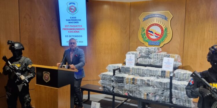 Detienen tres hombres e incautan 237 paquetes presunta cocaína, armas y dinero en SPM