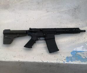 PN incauta fusil, dos pistolas y apresa varias personas en Santiago