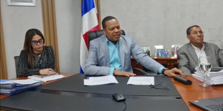 Director Proconsumidor se reúne con funcionarios de El Salvador para tratar temas de alcohol adulterado y publicidad engañosa
