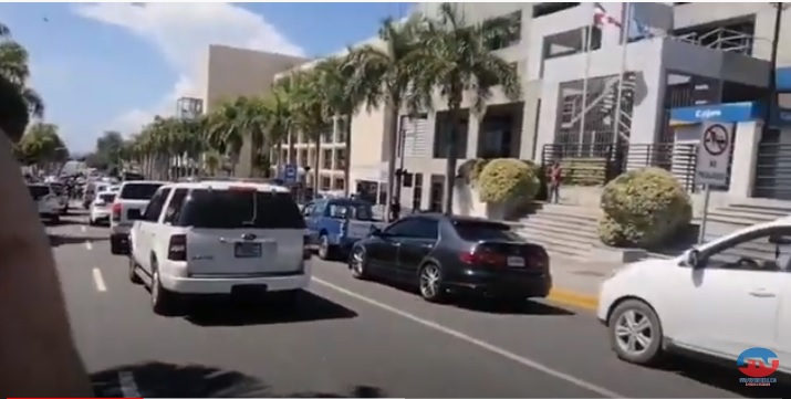 Cientos de personas se suman a la caminata por el Autismo.