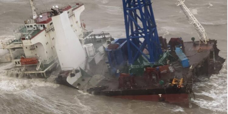 Casi 30 desaparecidos deja naufragio en China luego de que un barco se partiera por un tifón