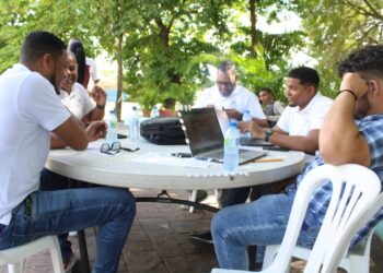 Goberndora provincia Santo Domingo Julia Drullard encabeza junto al INTRANT entrega de tarjetas a mototaxistas