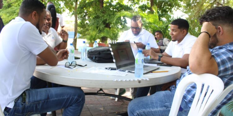 Goberndora provincia Santo Domingo Julia Drullard encabeza junto al INTRANT entrega de tarjetas a mototaxistas