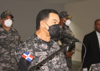 Policía detiene a hombre intentó canjear cinco cheques falsos