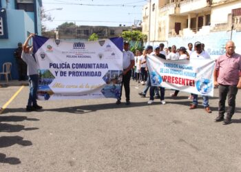 Más de 200 niños, niñas y adolescentes muestran labor de Policía Juvenil Comunitaria durante marcha en sectores DN