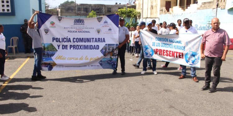 Más de 200 niños, niñas y adolescentes muestran labor de Policía Juvenil Comunitaria durante marcha en sectores DN