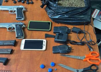 Apresan dos hombres a quienes ocupan 784 porciones de drogas y armas de fuego