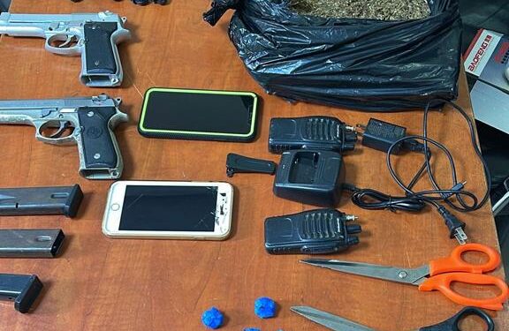 Apresan dos hombres a quienes ocupan 784 porciones de drogas y armas de fuego