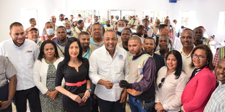 Gobierno entrega 700 tarjetas Motoben a mototaxistas de Santo Domingo Oeste