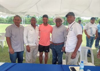Medallista olímpico Luguelín Santos respalda eliminatorias regionales de atletismo escolar