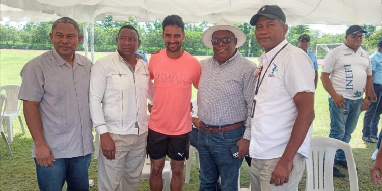 Medallista olímpico Luguelín Santos respalda eliminatorias regionales de atletismo escolar
