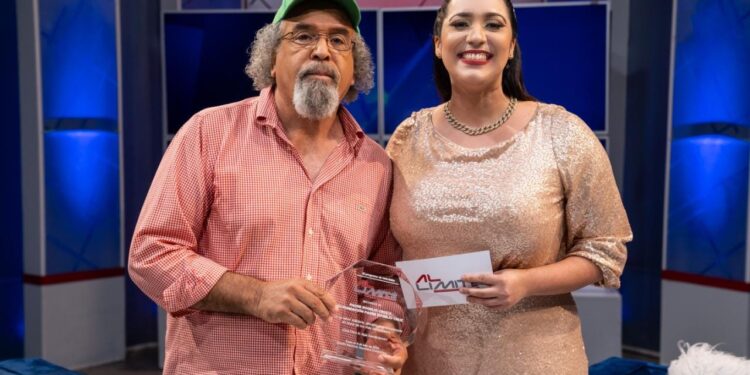 Programa “Al Límite” destaca trayectoria social del padre Rogelio Cruz al arribar a su primer aniversario