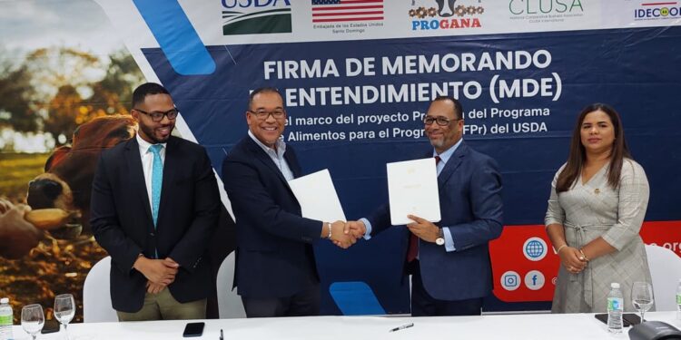 IDECOOP y NCBA CLUSA firman memorándum para beneficiar a cooperativas agropecuarias.