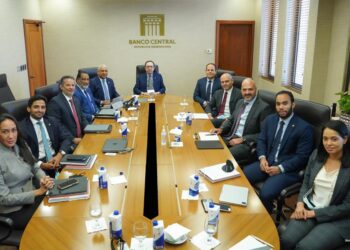 Valdez Albizu se reúne con banco de inversión J.P. Morgan ante interés de esta institución por expandir sus negocios en RD