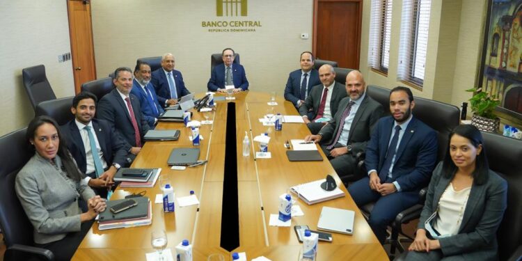 Valdez Albizu se reúne con banco de inversión J.P. Morgan ante interés de esta institución por expandir sus negocios en RD
