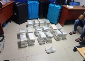 Apresan tres  hombres con 81 paquetes  presumiblemente Cocaína y dos pistolas el La Altagracia