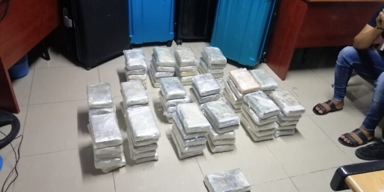 Apresan tres hombres con 81 paquetes presumiblemente Cocaína y dos pistolas el La Altagracia