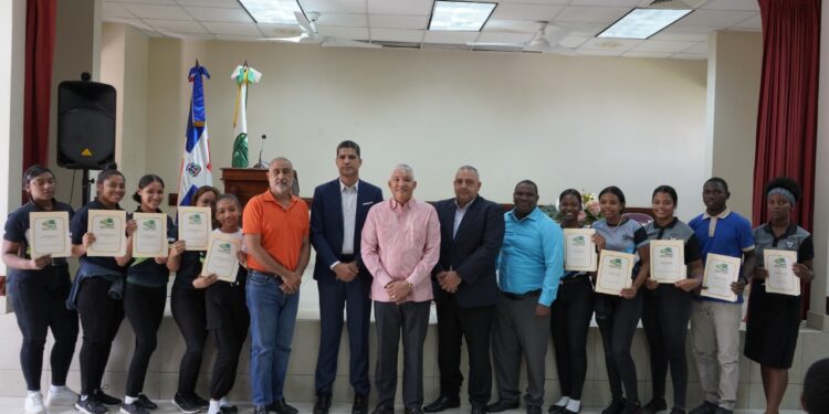 OMSA entrega certificados a 223 estudiantes que realizaron pasantía