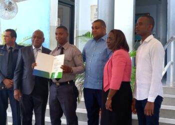 Unos 35 policías de servicio en SPM son favorecidos con becas de la UFHEC