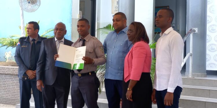 Unos 35 policías de servicio en SPM son favorecidos con becas de la UFHEC