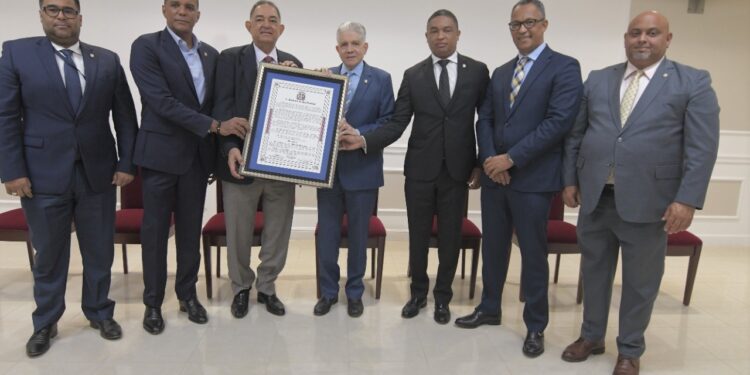 El Senado de la República reconoce al periodista Ramón Mercedes por sus 50 años de trayectoria