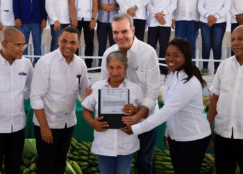 Presidente Abinader entrega cerca de 400 títulos propiedad en Elias Piña