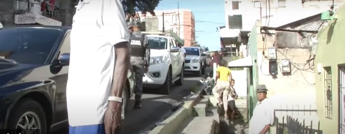 Mujer con presuntos problemas mentales mata hija de 9 años ahorcándola