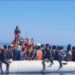 Miles de migrantes buscan llegar a costas italianas en medio de la tensa situación política