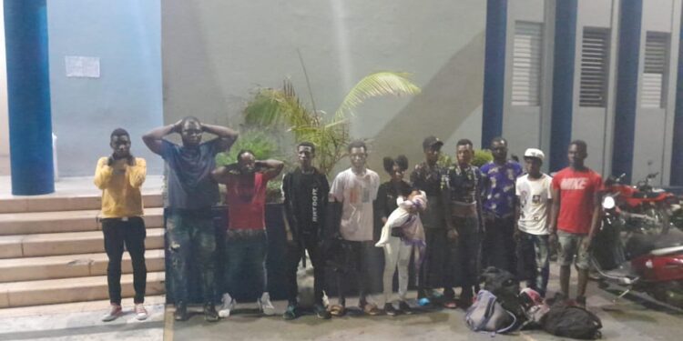 En Azua la Policía Nacional detiene a 13 nacionales haitianos entraron ilegalmente al país