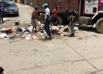 Regidor Luis Vallejo asume recogida de basura en sectores de Los Alcarrizos