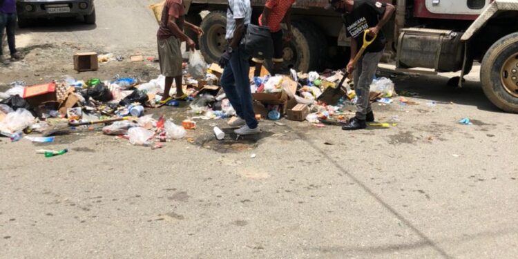 Regidor Luis Vallejo asume recogida de basura en sectores de Los Alcarrizos