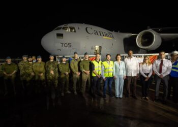 Vicepresidenta recibe personal y equipos de excavacion especial que arribó desde Canadá para rescate de mineros