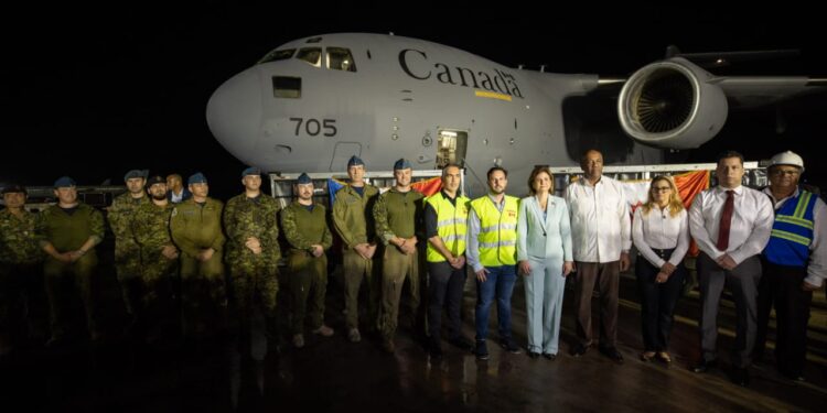 Vicepresidenta recibe personal y equipos de excavacion especial que arribó desde Canadá para rescate de mineros