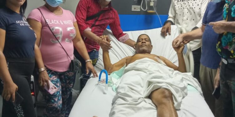 Destacan atenciones en Hospital Darío Contreras a periodista accidentado Armando Féliz