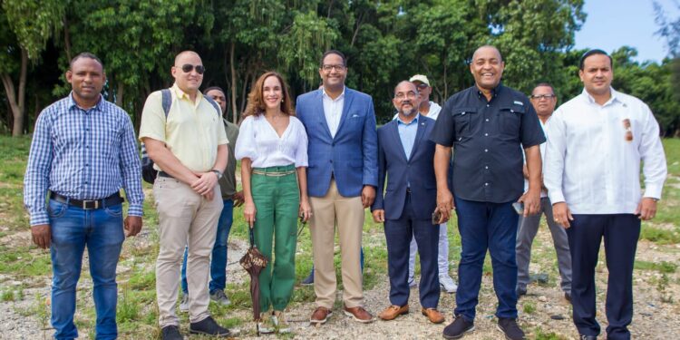Alcaldía Santo Domingo Oeste construirá cancha de fútbol en la rotonda de la Autopista 30 de Mayo
