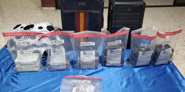Atrapan dos en el Distrito Nacional con 23 paquetes presumiblemente  Cocaína