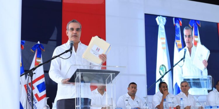 Presidente Abinader entrega 535 nuevos títulos en Majagual, Monte Plata