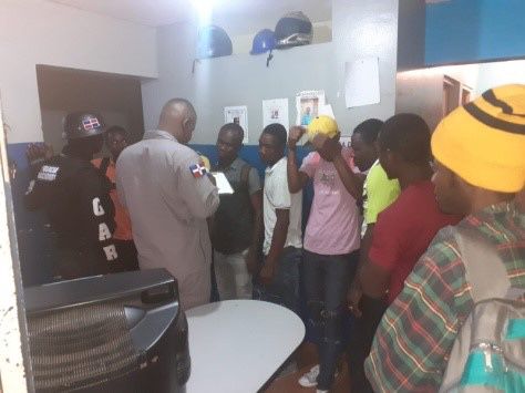 PN apresa 12 haitianos indocumentados ej Santiago y le ocupan armas blancas