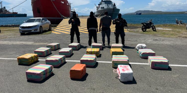 DNCD intercepta lancha con 565 paquetes presumiblemente Cocaína y apresa dos dominicanos