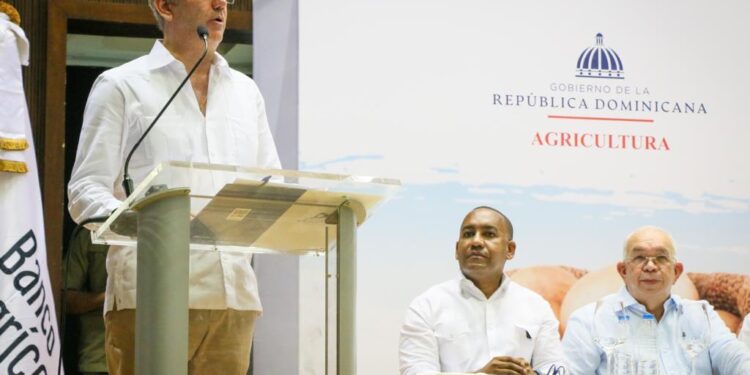 Presidente Abinader exhorta a mujeres de San Juan organizarse en estructuras formales para mayor acceso a apoyo financiero y capacitación