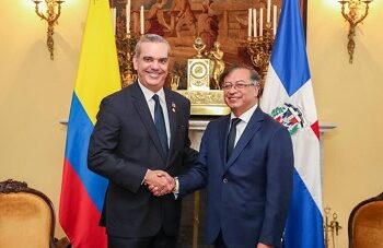 Presidente Abinader y Gustavo Petro se reúnen previo a toma de posesión