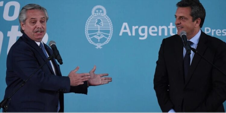 Sergio Massa asume como “súper ministro” de Economía en una hora crítica para Argentina