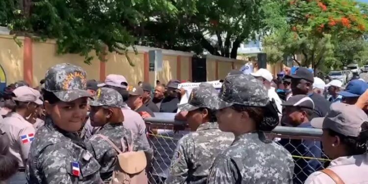 Policías y militares pensionados protestan frente al Palacio Nacional por prestaciones laborales