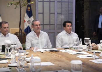 Abinader se reúne con representantes de líneas aéreas nacionales para convertir RD en centro de distribución